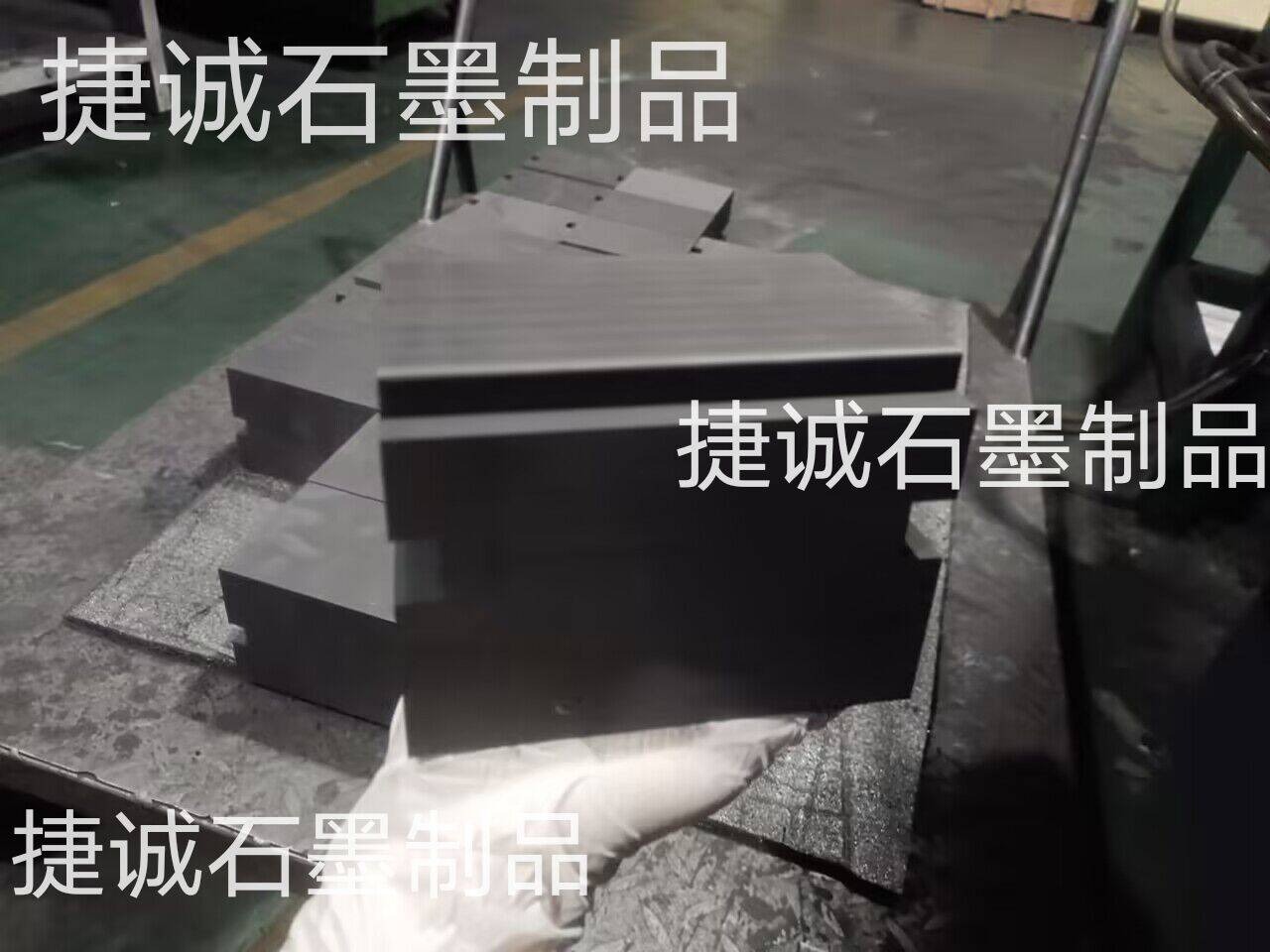 銅鋁極柱焊接石墨塊，銅帶高分子擴(kuò)散焊接石墨電極，新能源電池連接片焊接模具，軟連接石墨塊，鋁巴擴(kuò)散焊接抗氧化石墨塊，軟連接石墨塊，耐高溫導(dǎo)電石墨塊